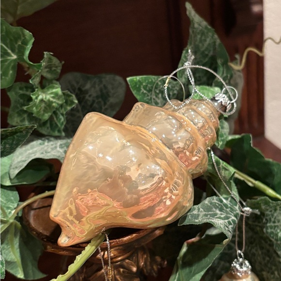 BOMBAY COMPANY VINTAGE SEA SHELL GLASS ORNAMENTS
(4 large) - Picture 8 of 16